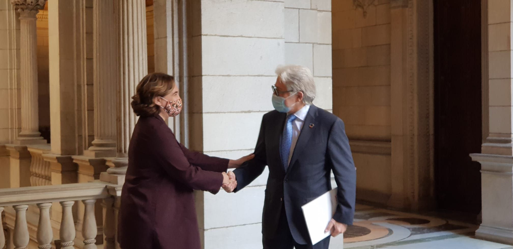 Ada Colau junto con Josep Sánchez Llibre, presidente de Foment / METRÓPOLI - MANEL MANCHÓN