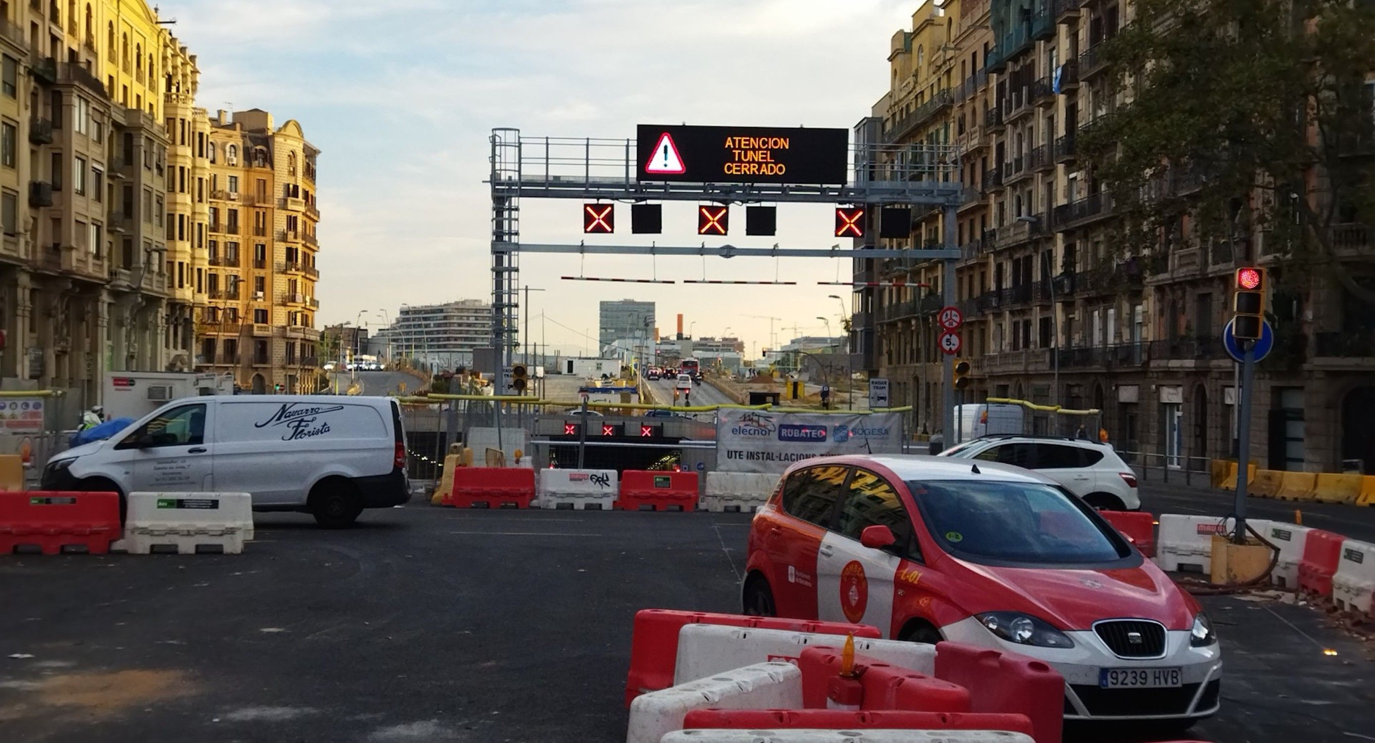 Un coche de bomberos, este miércoles, junto al túnel de Glòries en Gran Via con Padilla / METRÓPOLI - JORDI SUBIRANA