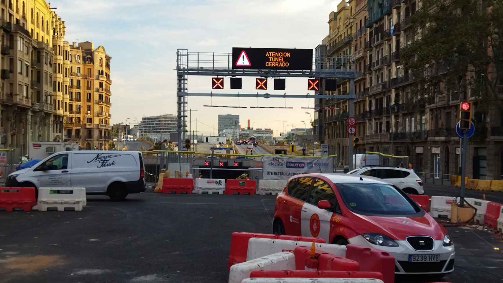 Un coche de bomberos, este miércoles, junto al túnel de Glòries en Gran Via con Padilla / METRÓPOLI - JORDI SUBIRANA