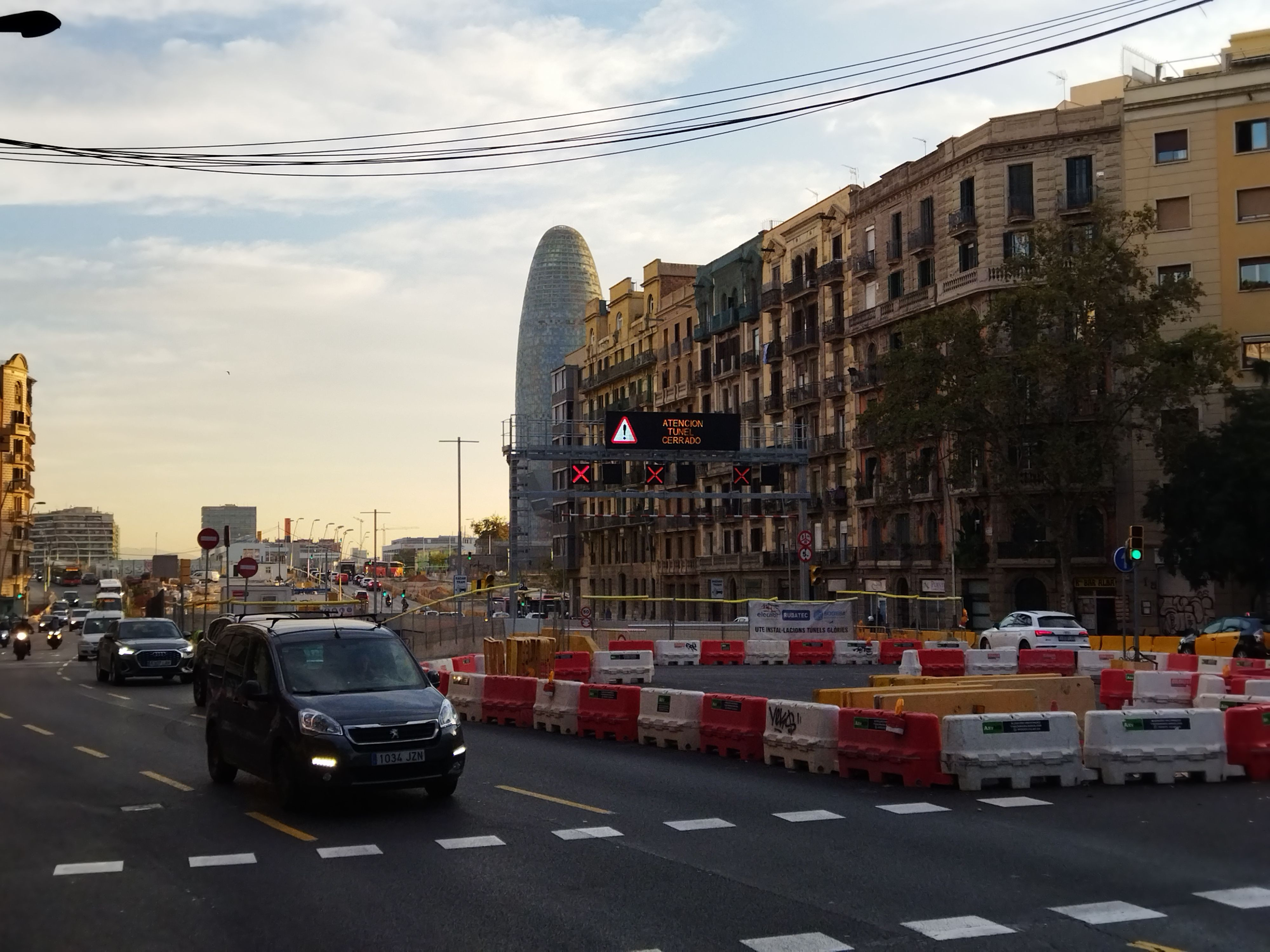 La entrada del túnel de Glòries, en Gran Via con Padilla, todavía cerrada / METRÓPOLI - JORDI SUBIRANA 