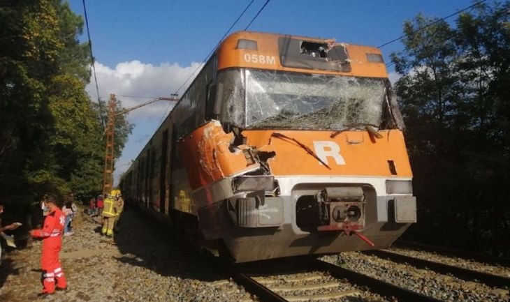 Parte delantera del convoy de Rodalies totalmente destrozada / BOMBERS