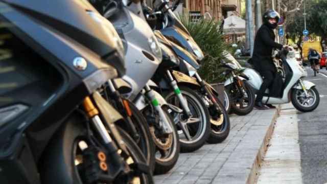 Motos aparcadas en una acera de Barcelona