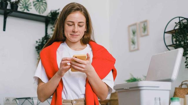 Mujer con teléfono / PEXELS