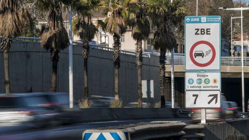 Cartel de la ZBE en la Ronda de Dalt / AJ BCN