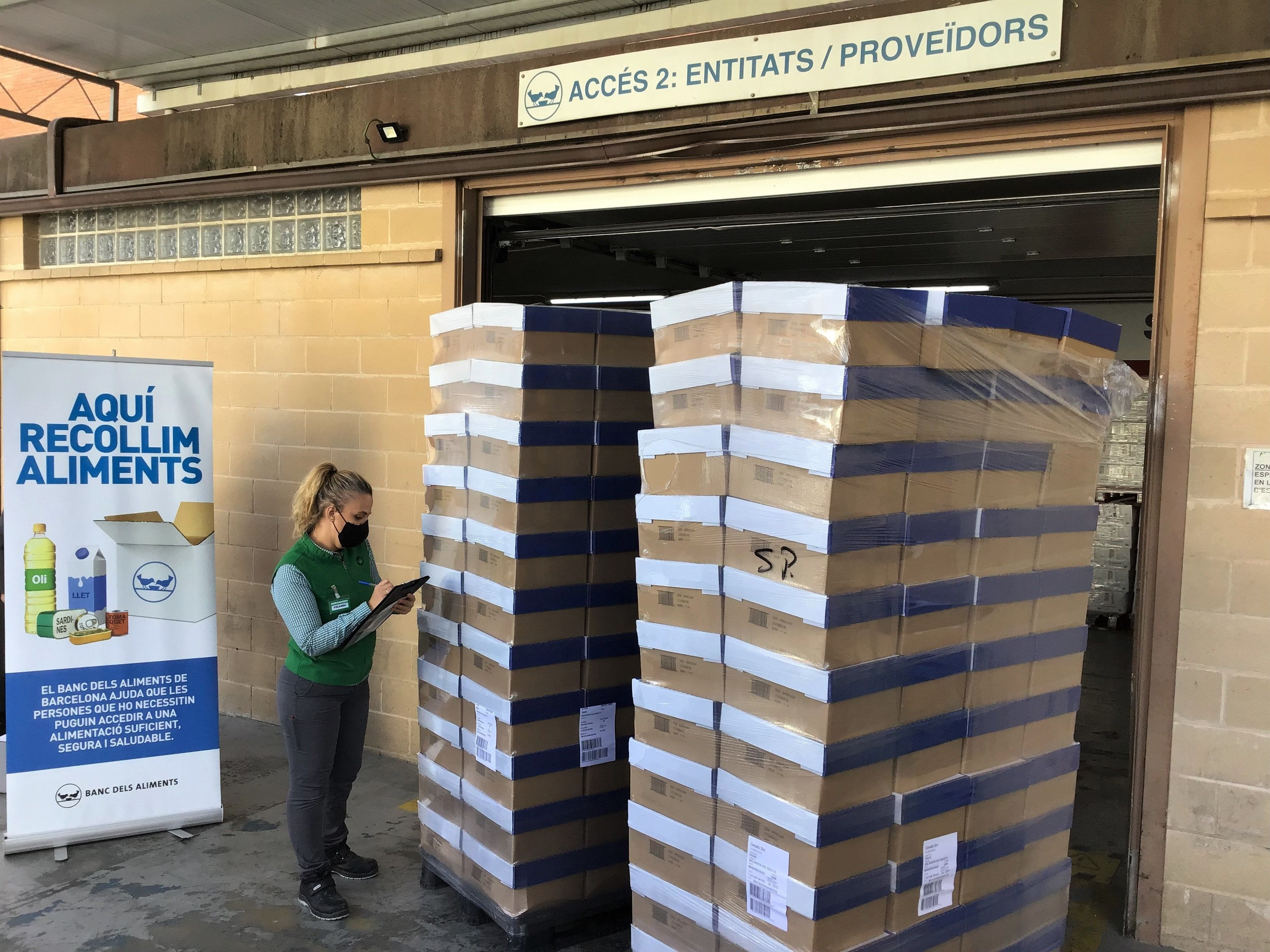 Una empleada, durante la donación al Banc dels Aliments de Barcelona / MERCADONA