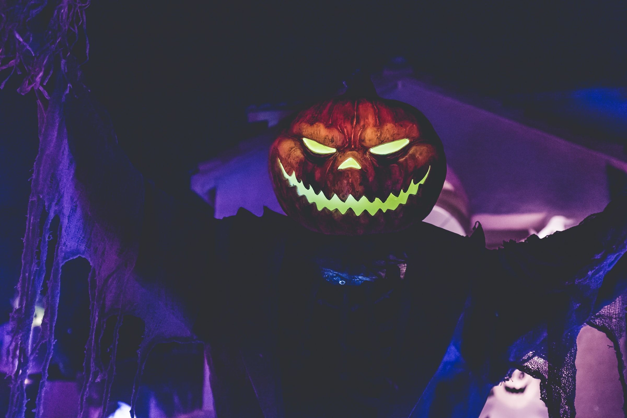 Un hombre, disfrazado de calabaza, celebrando Halloween en una discoteca de Barcelona / UNSPLASH