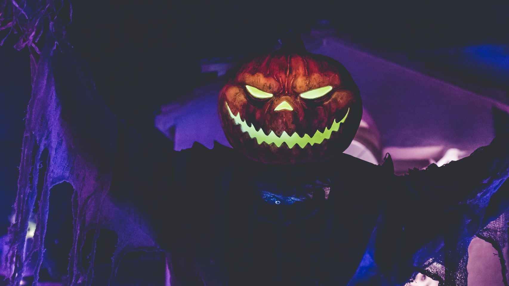 Un hombre, disfrazado de calabaza, celebrando Halloween en una discoteca de Barcelona / UNSPLASH