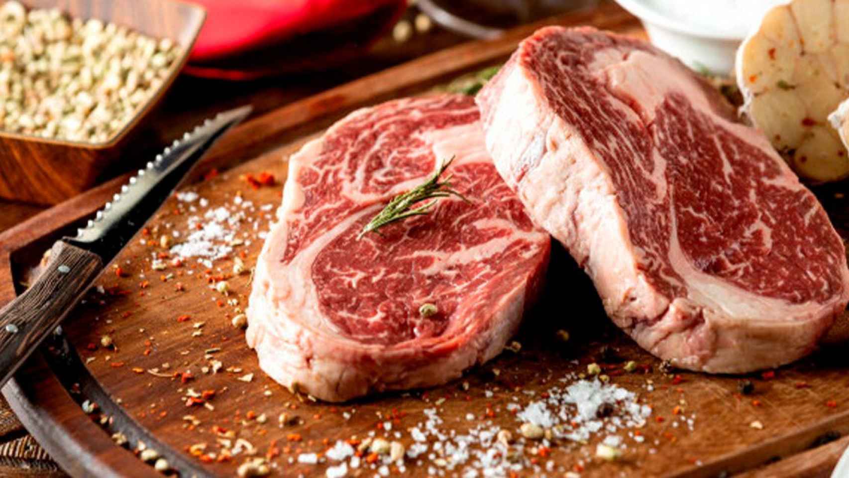 Trozo de carne roja de la que se obtiene vitamina B12 / PIXABAY