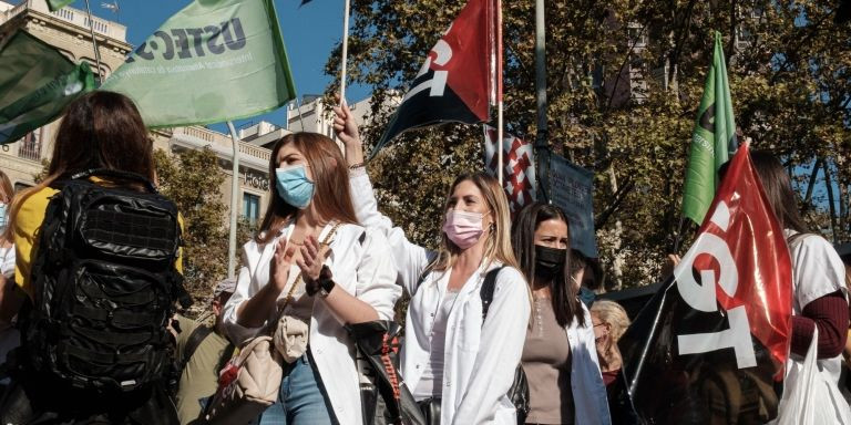 Dos trabajadoras del sector sanitario en Urquinaona / PABLO MIIRANZO