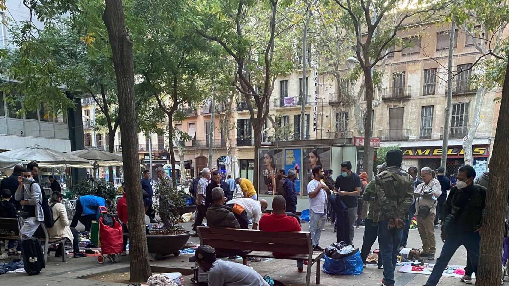 Manteros en la plaza del Pes de la Palla / CEDIDA