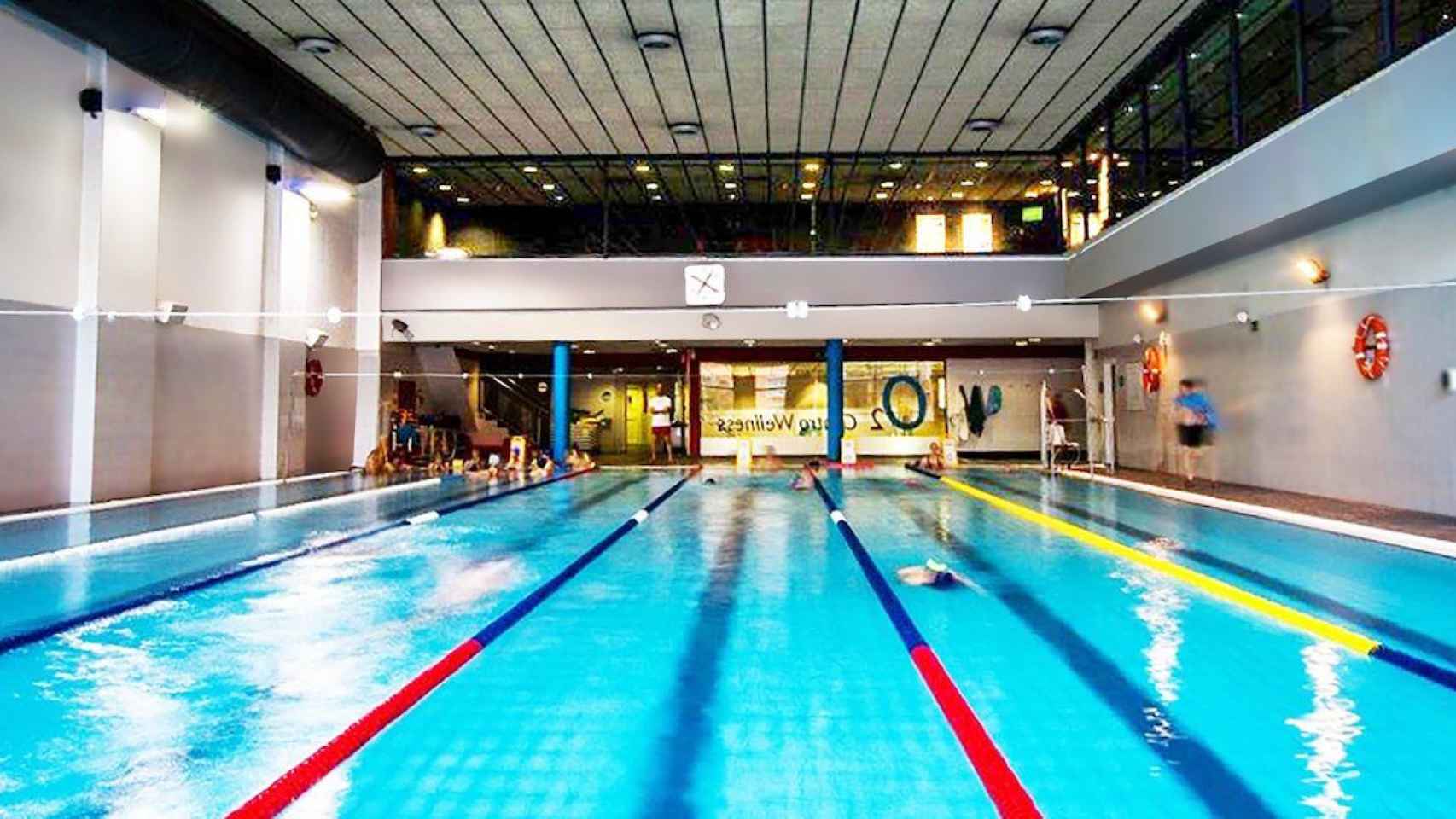 Piscina de un gimnasio como en la que se ha producido una fuga de gas en Barcelona / ARCHIVO