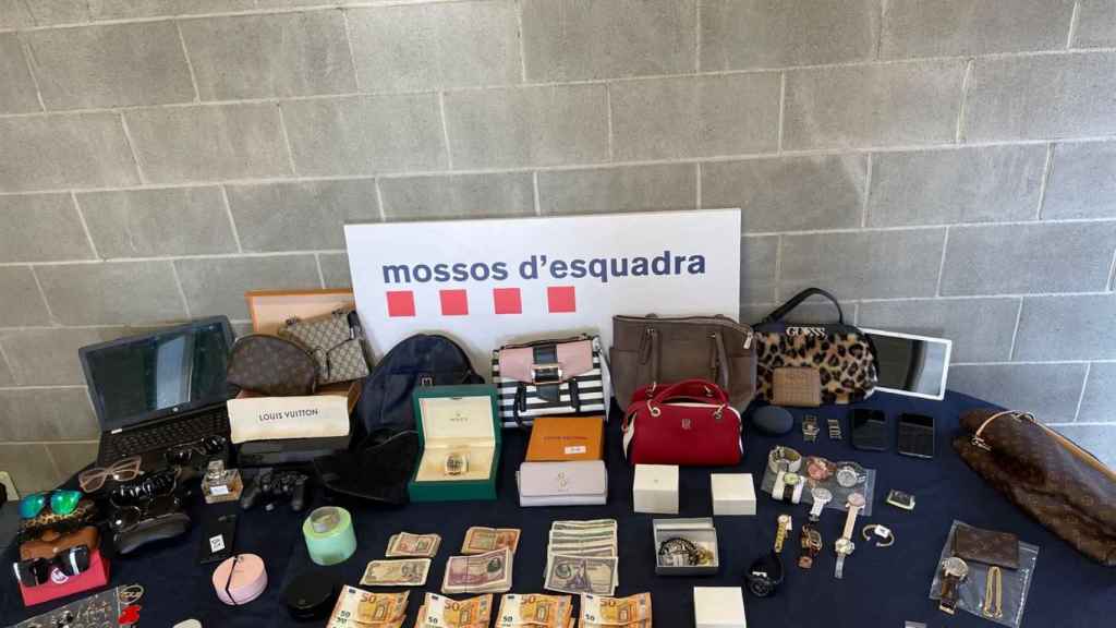 Dinero y otros objetos robados durante los robos en Barcelona - MOSSOS D'ESQUADRA