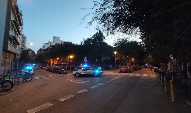 Dispositivo policial de la Brimo de los Mossos d'Esquadra en el Poble-Sec / Sindicat de Barri del PobleSec - @sindicatdebarri