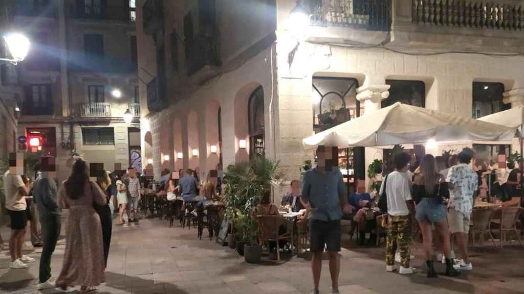 Calle del Rec Comtal de Ciutat Vella, concurrida junto a una zona de restauración