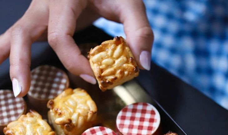 Panellets en forma de cubo de L'Atelier / L'ATELIER