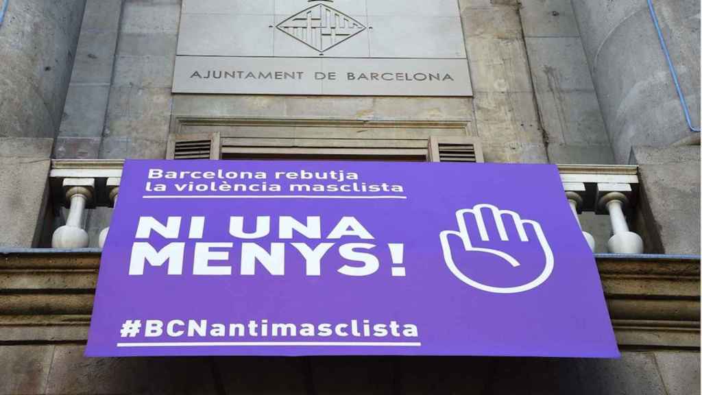 Cartel de rechazo a la violencia machista contra las mujeres en el Ayuntamiento de Barcelona / FLICKR