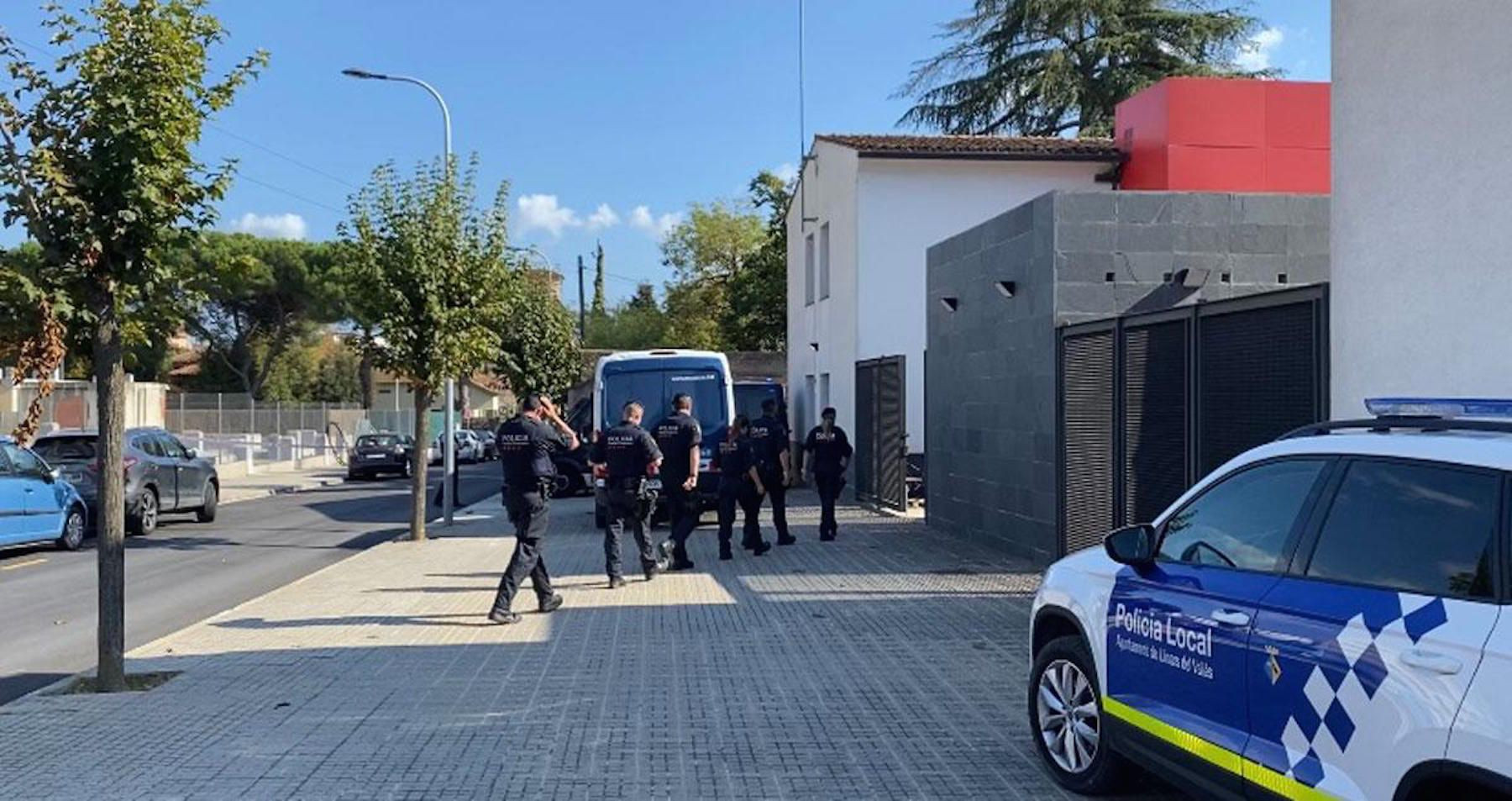 Exterior de la comisaría de Llinars del Vallès con múltiples agentes en su exterior / EFE - Enric Fontcuberta