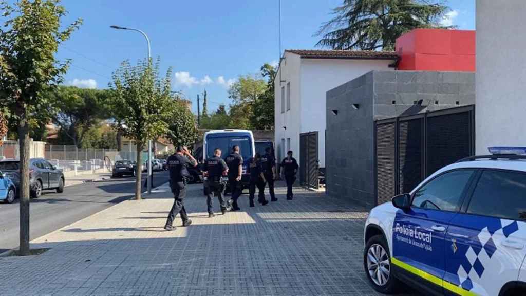 Exterior de la comisaría de Llinars del Vallès con múltiples agentes en su exterior / EFE - Enric Fontcuberta