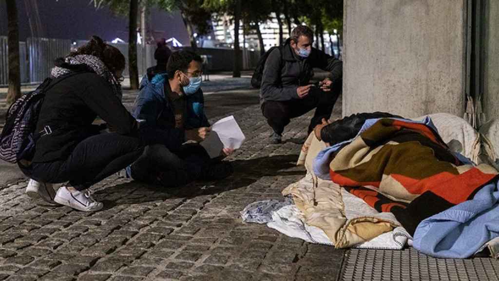 Voluntarios de Arrels realizan un recuento de personas sin hogar en Barcelona / ARRELS