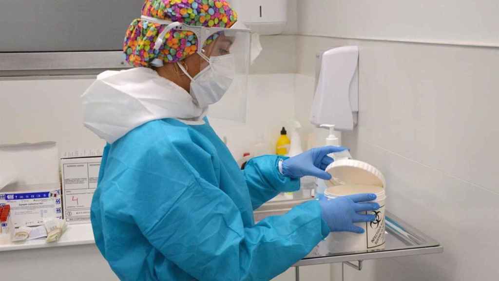 Una sanitaria en un laboratorio durante la pandemia del coronavirus / EUROPA PRESS