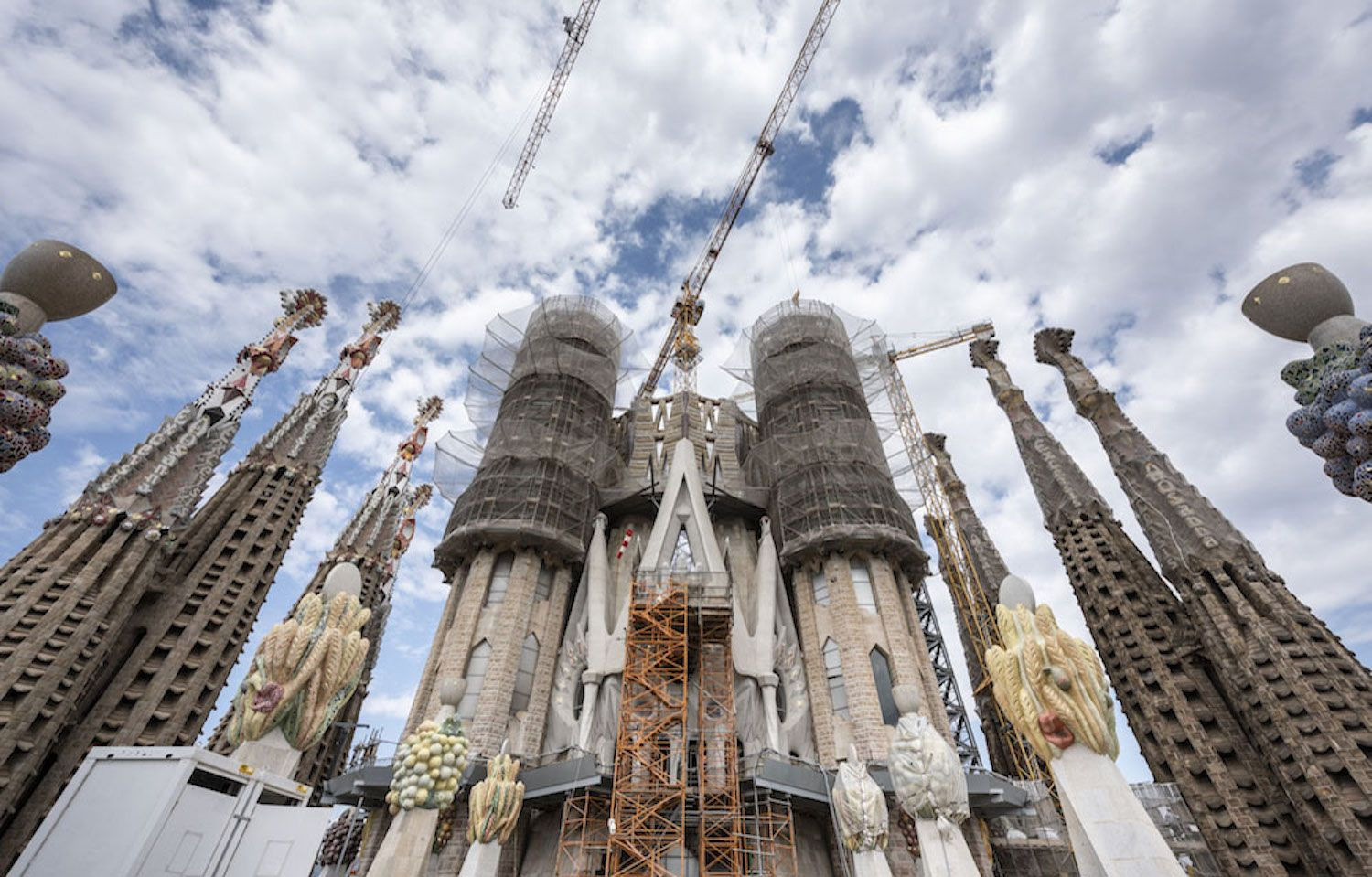 La Sagrada Família en obras rodeada de grúas / FUNDACIÓ JUNTA CONSTRUCTORA SAGRADA FAMÍLIA