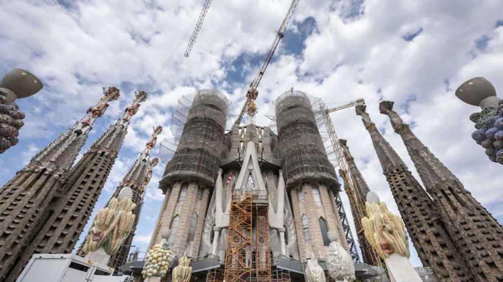 La Sagrada Família en obras rodeada de grúas