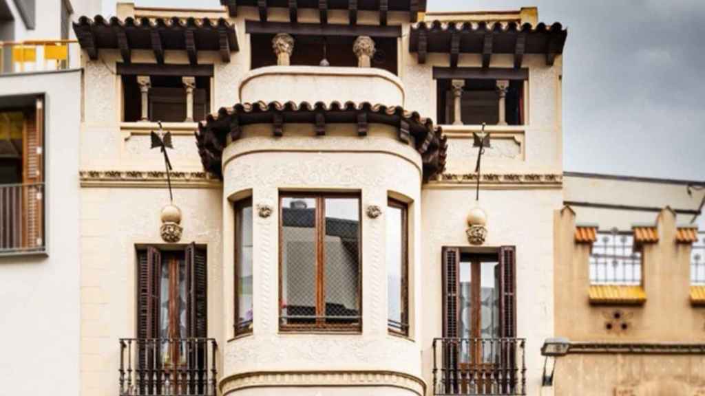 Fachada del vecino novecentista de la Casa Comas d'Argemir / INMA SANTOS