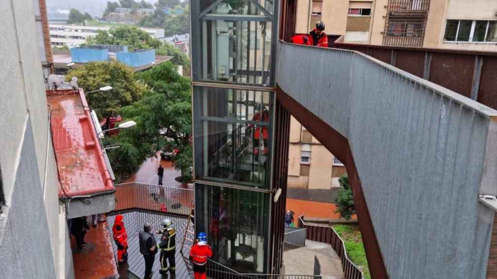 Efectivos de los bomberos de Barcelona durante un rescate en un ascensor exterior / BOMBERS DE BARCELONA