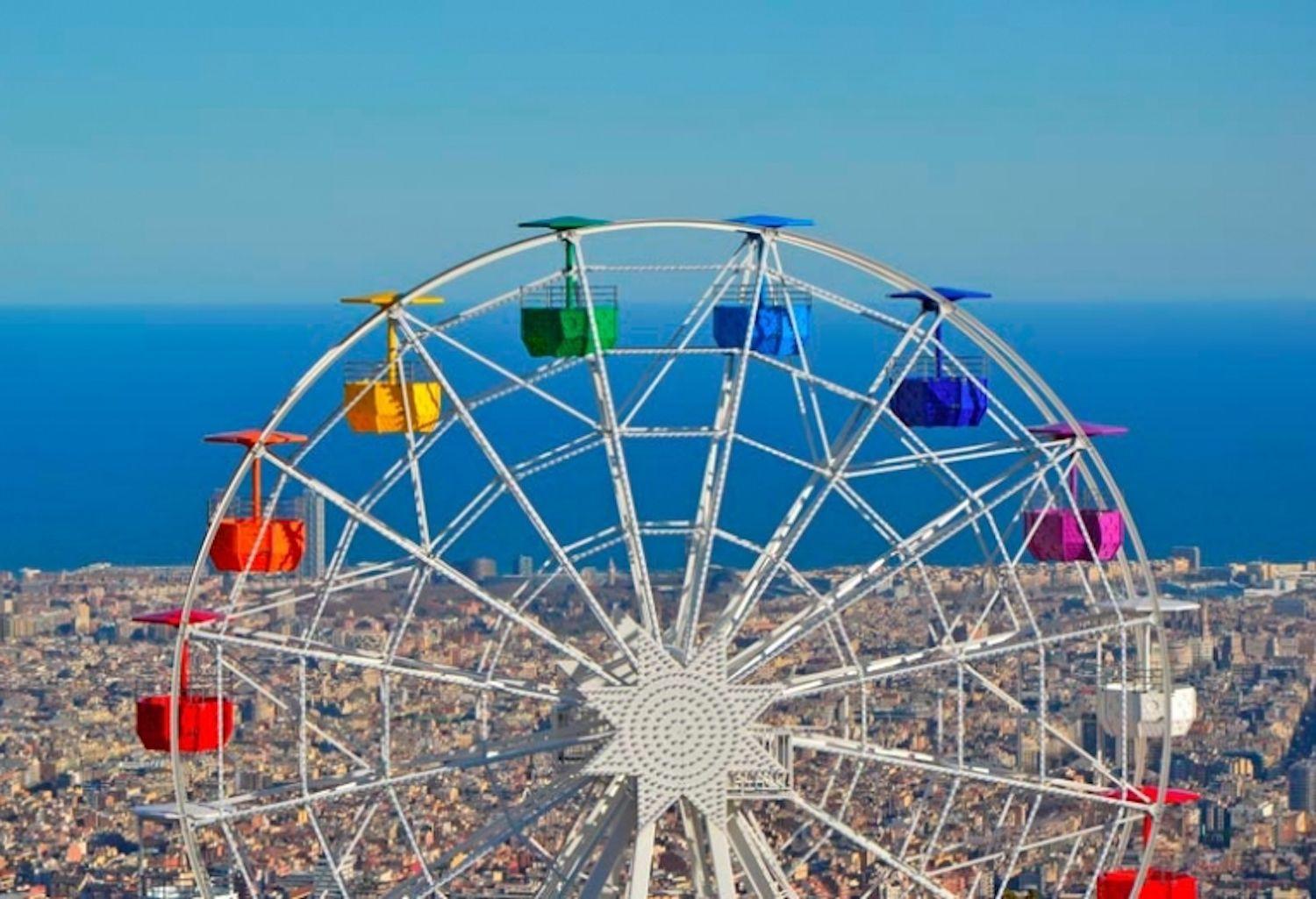 La noria del Tibidabo y las vistas de Barcelona de fondo / PARQUE DE ATRACCIONES DEL TIBIDABO