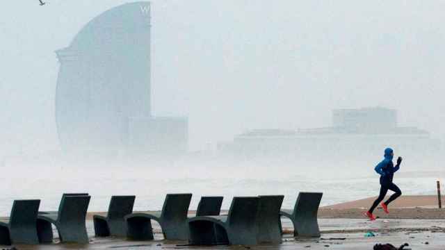 Imagen de una tormenta en Barcelona con el Hotel W al fondo