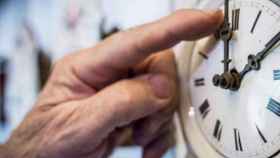 Una persona cambiando la hora para ajustarla al horario de verano