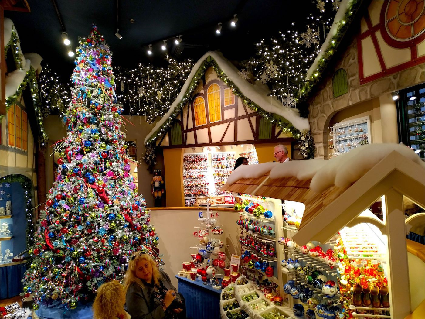 Imagen del interior de la tienda de Navidad Käthe Wohlfahrt en Barcelona / P.B.