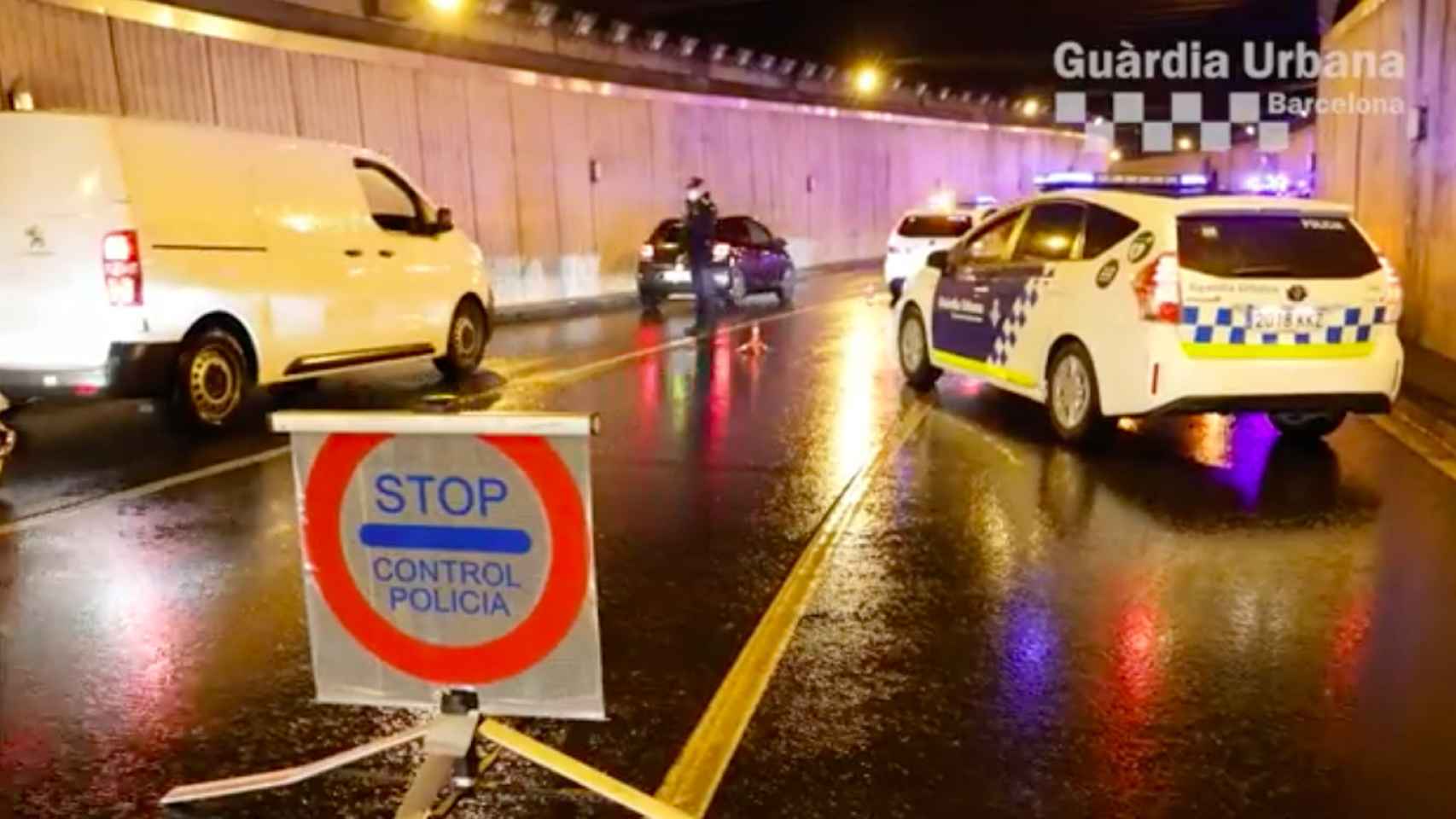 La Guardia Urbana de Barcelona realizando controles de alcoholemia y drogas en la ciudad / TWITTER - @GUBBarcelona