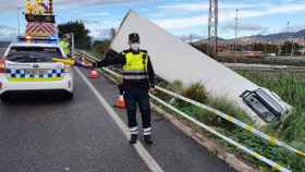 Imagen del camión que se ha despeñado por un lateral de la ronda Litoral / GUARDIA URBANA