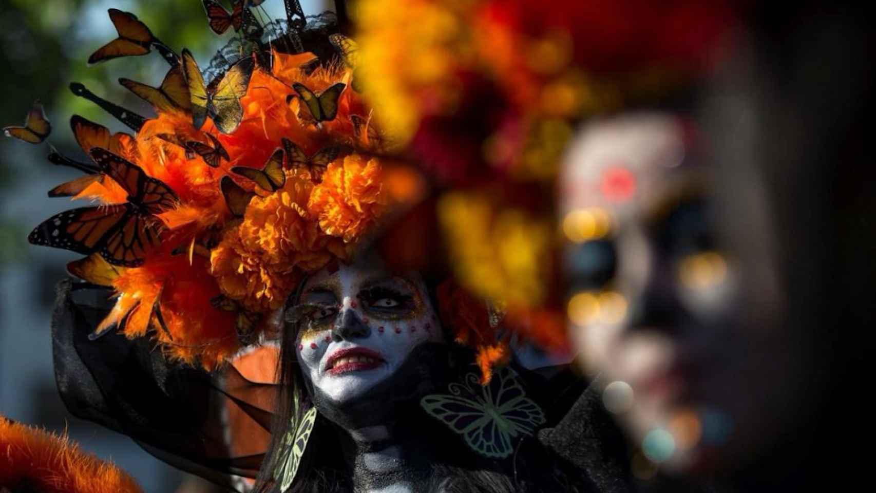 Una mujer se viste para el Día de Muertos mexicano / EFE