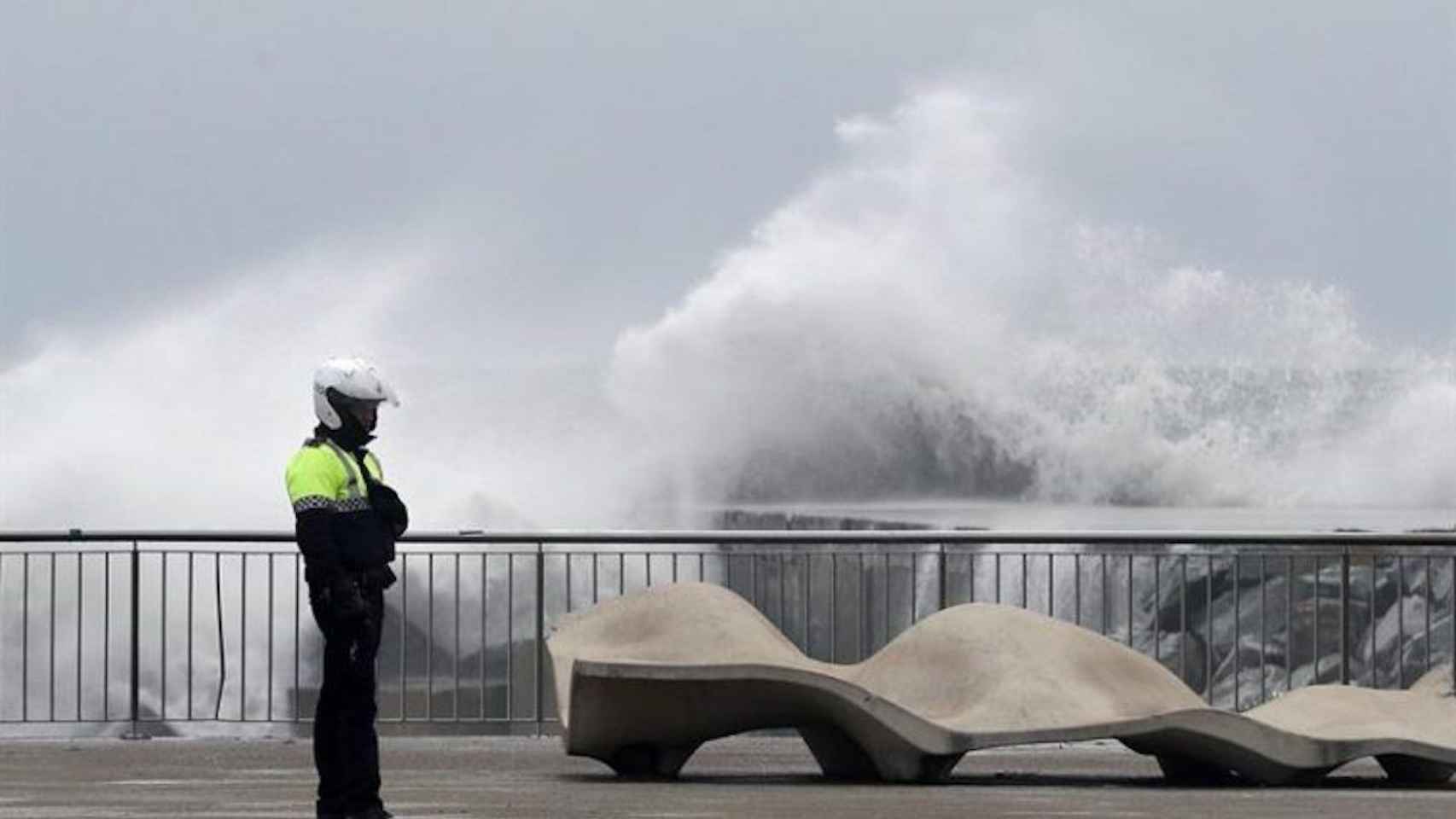 Un agente de la Guardia Urbana durante un episodio de fuerte viento en Barcelona / AYUNTAMIENTO DE BARCELONA