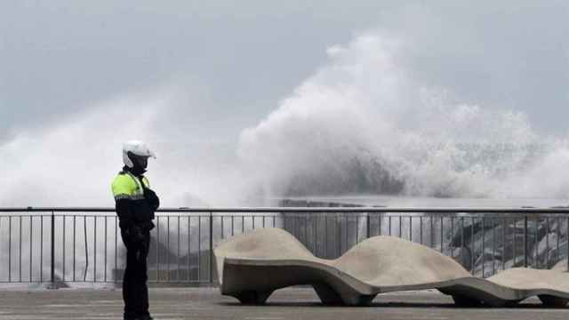 Un agente de la Guardia Urbana durante un episodio de fuerte viento en Barcelona / AYUNTAMIENTO DE BARCELONA