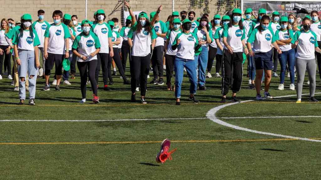 Coreanos de Barcelona compitiendo en un torneo similar al de 'El juego del calamar' / EFE