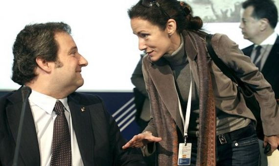 Telma Ortiz, la hermana de la reina Letizia, con Jordi Hereu, alcalde socialista que la contrató / EFE