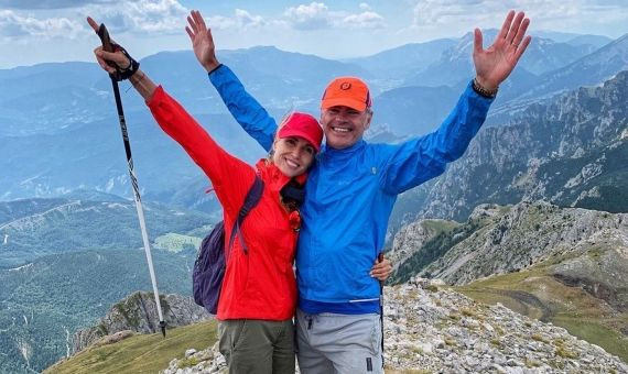 Judit Mascó y Eduard Vicente celebrando la llegada a la cima de una montaña / INSTAGRAM