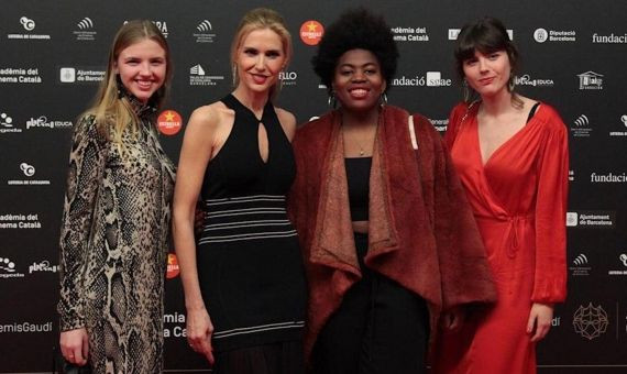 Judit Mascó junto a algunas de sus hijas en el 'photocall' de los premios Gaudí / HEARST