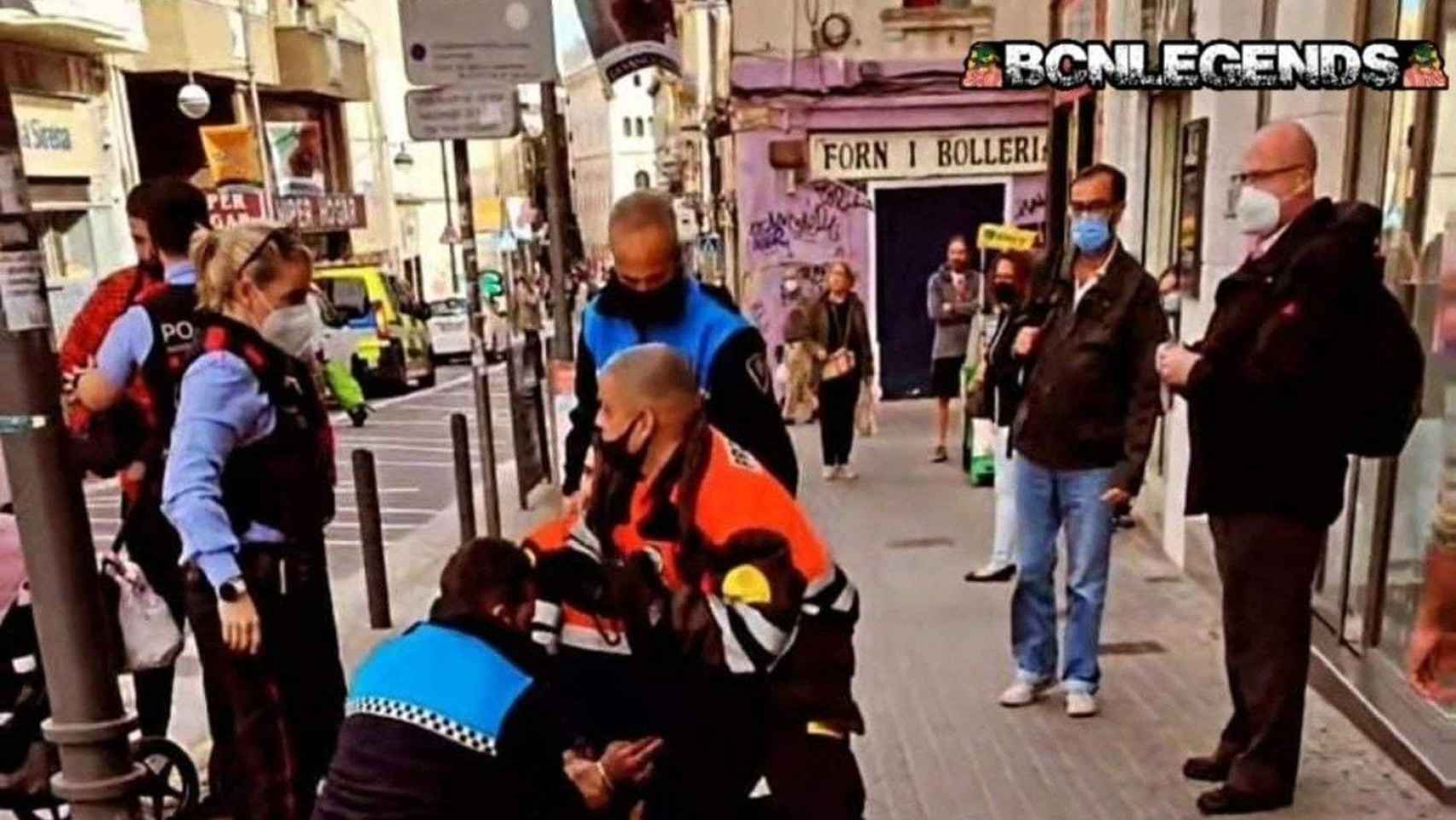 Vigilantes de seguridad y agentes de la Guardia Urbana de Badalona en el lugar de los hechos / BCNLEGENDS