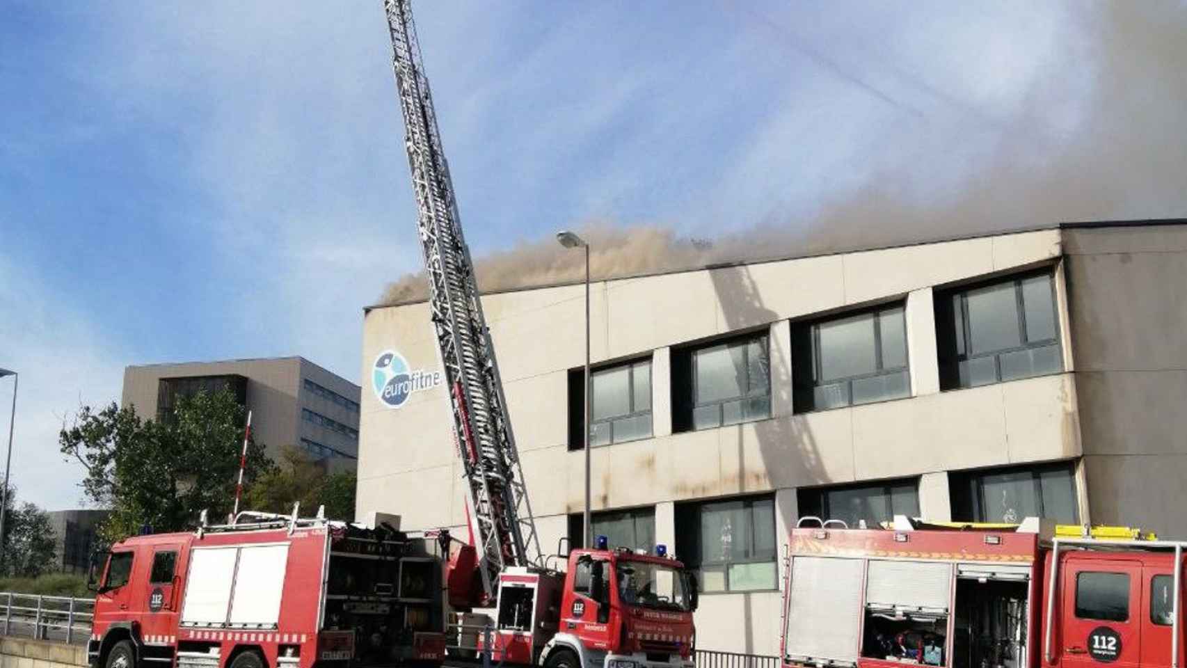 Incendio en un centro deportivo de Badalona / BOMBERS