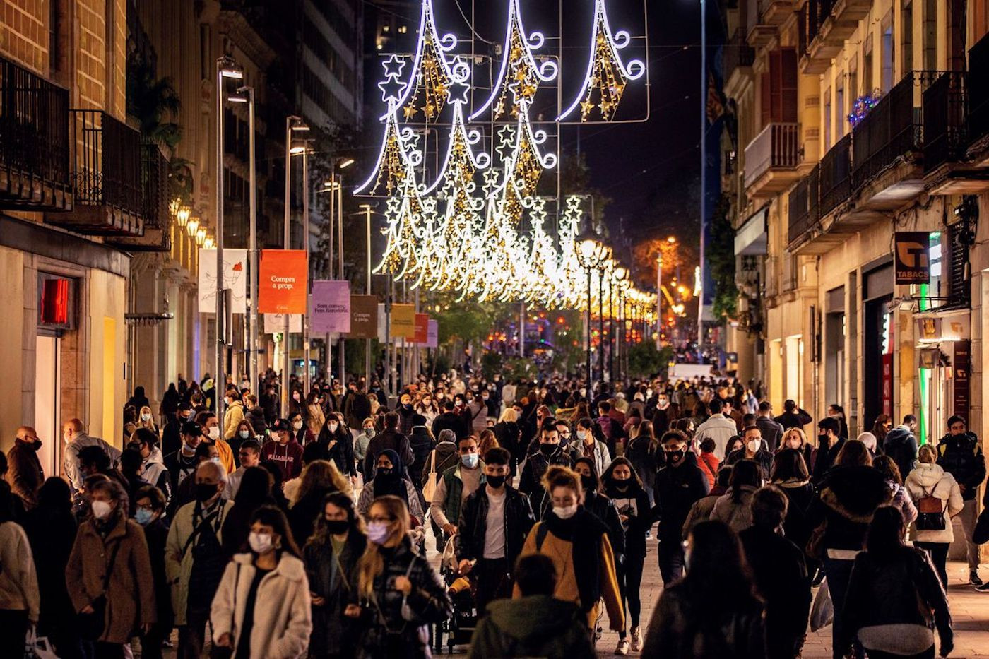 Ambiente de compras de Navidad en el centro de Barcelona un día festivo de diciembre de apertura de tiendas / EFE