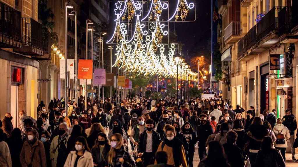 Ambiente de compras de Navidad en el centro de Barcelona un día festivo de diciembre de apertura de tiendas / EFE