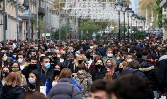 Ambiente de compras de Navidad en el centro de Barcelona un día festivo de diciembre / EFE