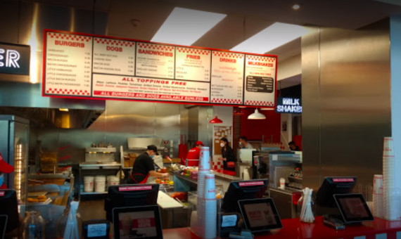 Mostrador del restaurante Five Guys del centro comercial El Triangle / GOOGLE MAPS