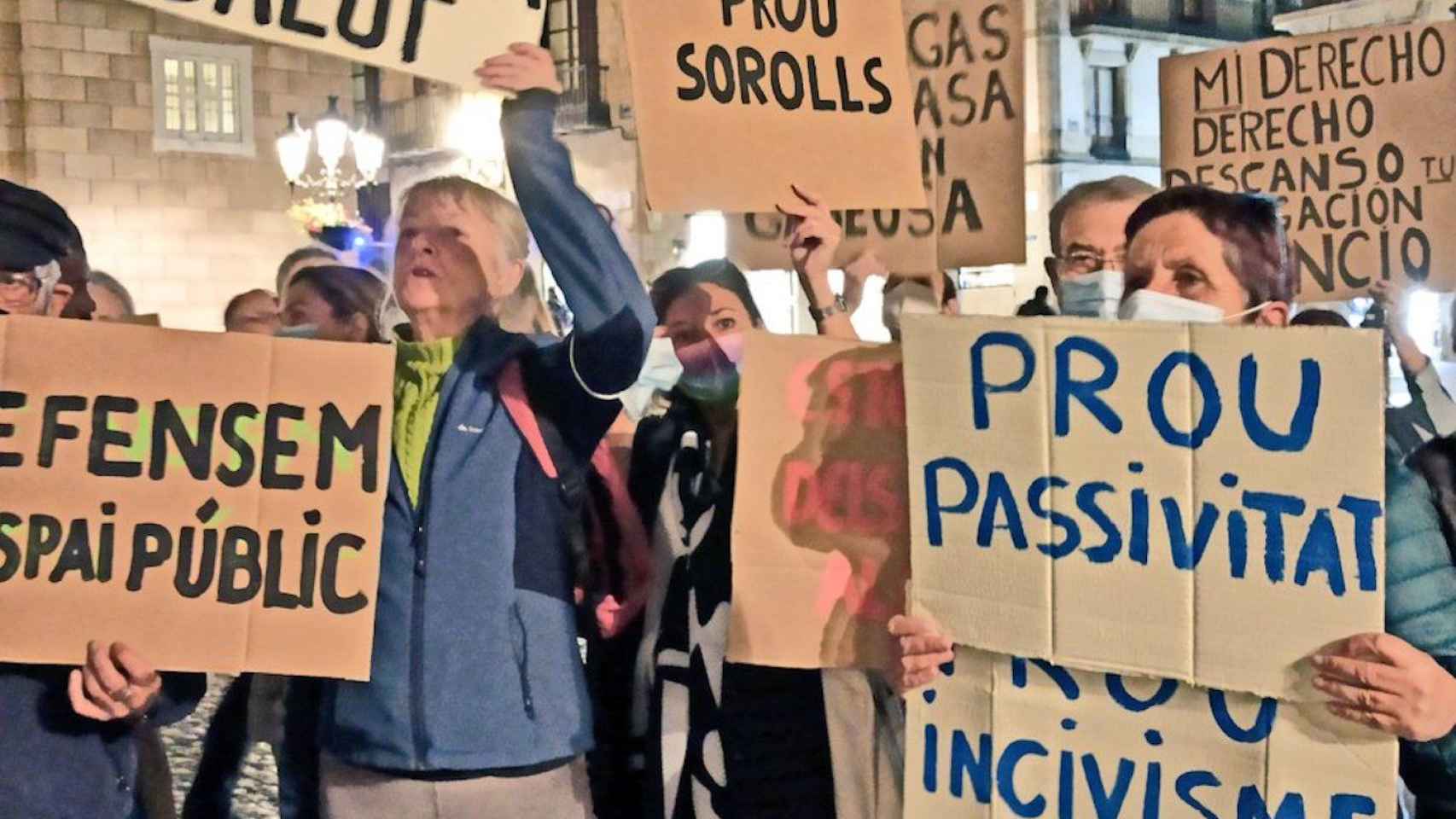 Vecinos de Ciutat Vella protestando contra el ruido y los botellones en la plaza de Sant Jaume / TWITTER - @CiutadansBCN