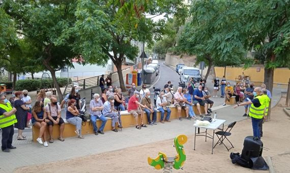 Reunión entre la Favgram y los vecinos de Les Oliveres para conseguir firmas / FACEBOOK - AV RAVAL