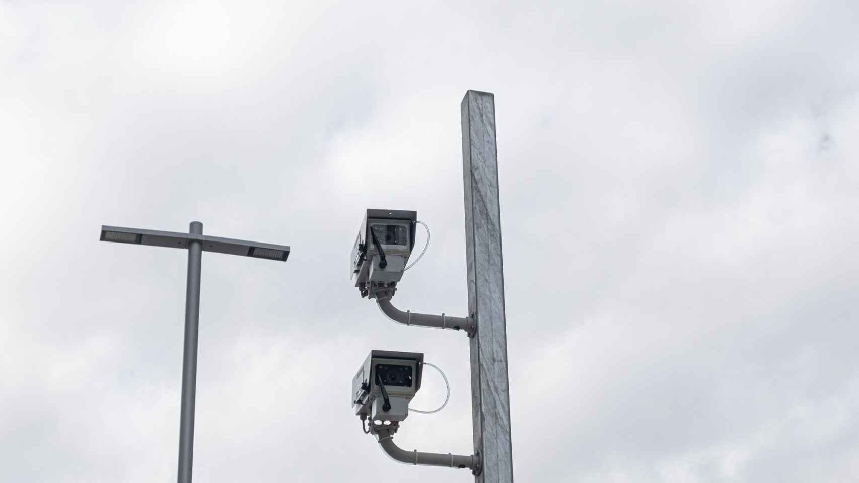 Radar colocado a la entrada del tunel de Glòries en Barcelona / PABLO MIRANZO